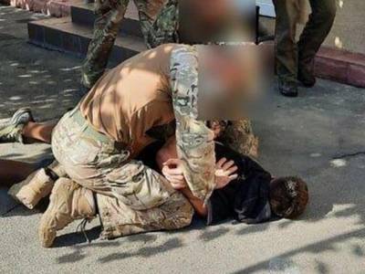 Вооруженный мужчина пытался попасть на территорию воинской части в Одессе