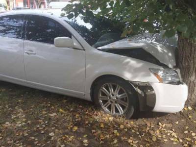 В Одессе водитель Toyota врезался в дерево из-за столкновения с Hyundai