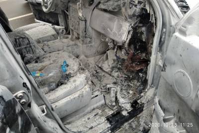 В Смоленске во время движения загорелся Land Rover, тушили очевидцы