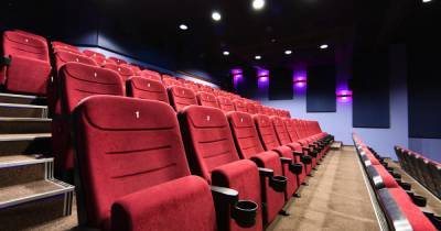 Россияне стали массово отказываться от посещения театров и кино осенью