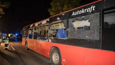 Шлезвиг-Гольштейн: автомобиль въехал в рейсовый автобус, погибла 16-летняя девочка