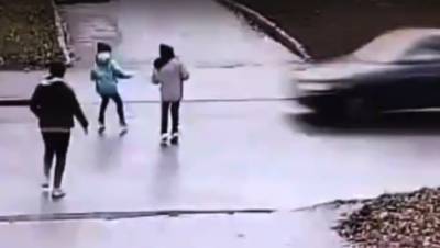 Опубликовано видео ДТП на улице Костюшко, где под машину попал ребёнок