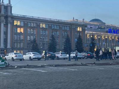 В Екатеринбурге таксисты вышли на акцию протеста против требования губернатора