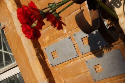 Жители «довлатовского» дома в Петербурге рассмотрят вопрос о табличках «Последнего адреса»