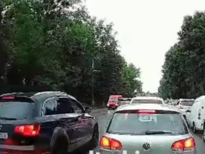 Ехал по «встречке»: В Киеве наглого водителя иномарки водители не пустили в свой ряд, опубликовано забавное видео