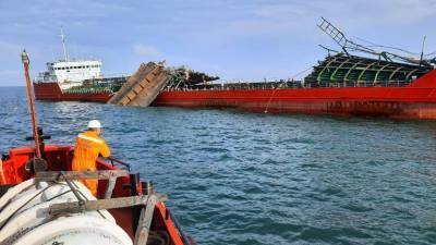 Завершена активная фаза поиска в районе ЧП с танкером в Азовском море