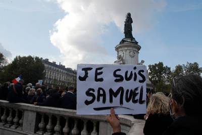 Обезглавивший учителя во Франции террорист оставил послание на русском языке