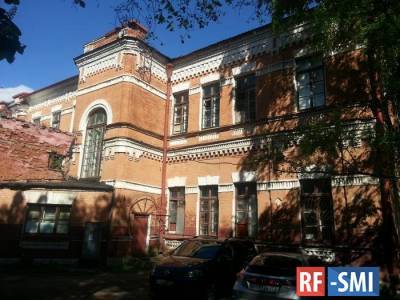 Реставрация или штраф: суд обязал владельца исторических казарм в Петергофе отремонтировать памятник