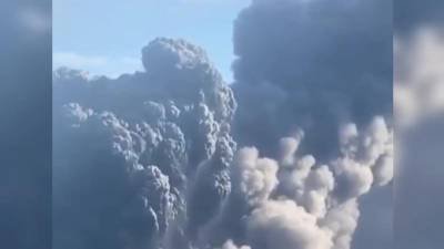 На Камчатке выбросил столб пепла на высоту 6000 метров