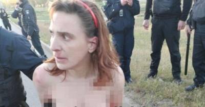 Женщину, которая в Харькове обнаженная ходила с отрезанной головой дочери, направили на лечение