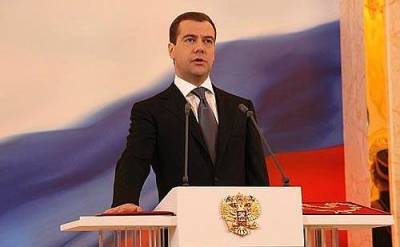 Медведев: США предпринимает грубые попытки вмешательства во внутренние дела государств