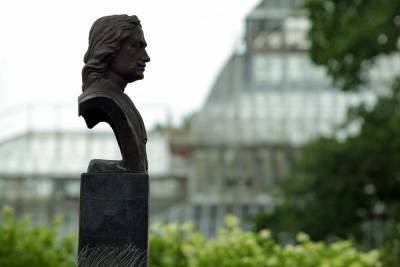 В саду Петра Великого начались ботанические каникулы