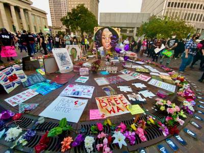 В Луисвилле полицейский подал в суд на молодого человека убитой афроамериканки Бреонны Тейлор