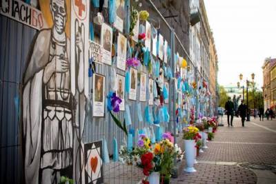 В 26 петербургских больницах установят памятные доски погибшим медикам