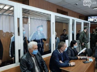 В суде Одессы семеро обвиняемых вскрыли себе вены — фото