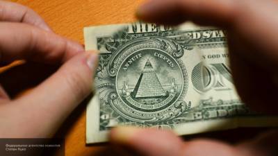 Эксперт рассказал об опасности хранения денег в долларах США