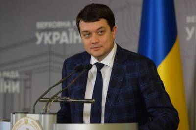 Разумков поручил аппарату ВРУ пересмотреть запрет на посещение парламента представителями СМИ