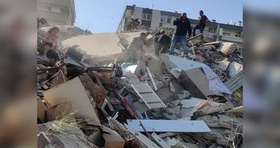 Из-под обломков в Измире вытащили трех пострадавших в результате землетрясения