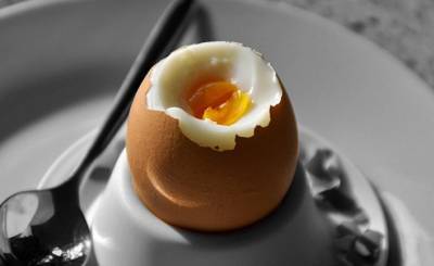 Sohu (Китай): при варке яиц не кладите их сразу в кастрюлю. Сделайте «один шаг», чтобы яйца стали более нежными и вкусными, а скорлупа легко счищалась