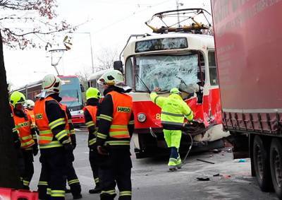 В Праге трамвай столкнулся с фурой: есть раненые