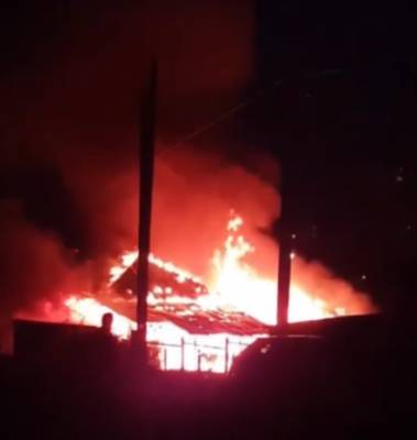 В Кузбассе серьёзный пожар в частном доме попал на видео