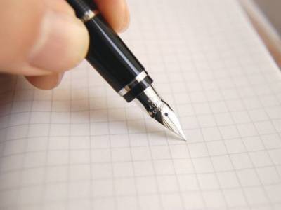 Писать ручкой или печатать: ученые узнали, когда информация усваивается лучше