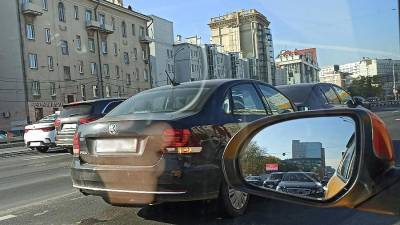 Человека зажало в машине при ДТП в Москве