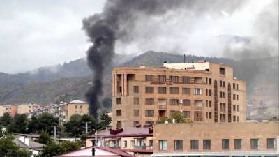 В карабахском Степанакерте вновь гремят взрывы — видео