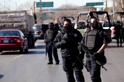 В Мексике шестеро полицейских погибли при обстреле конвоя