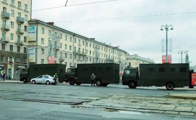 В центр Минска идут военные грузовики и автозаки