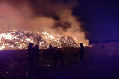 Пожарные потушили огромную свалку на Волхонском шоссе