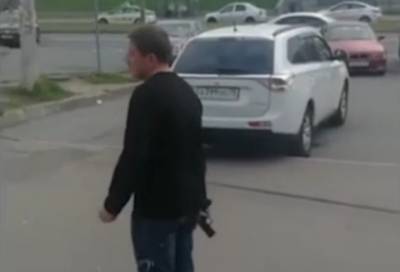 Не понравилось замечание: в Петербурге прохожий угрожал пистолетом молодой маме