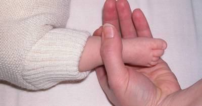 Била по щекам: многодетная мать оставила гематомы на щеках сына