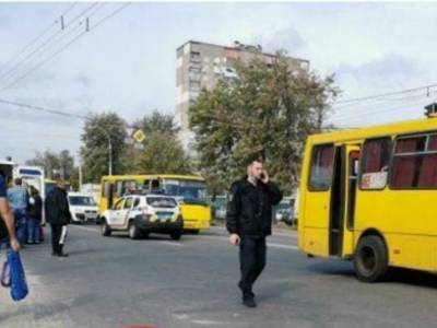 В Киеве на Виноградаре маршрутка сбила троих человек: один погиб, двое пострадавших