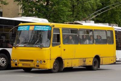В Киеве маршрутка сбила троих людей, а одного затянуло под колеса (фото)