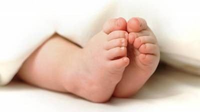 Двухмесячного ребенка с синяками госпитализировали под Новгородом