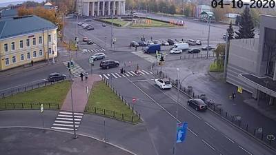 Машина переехала детей в центре Петрозаводска. Видео