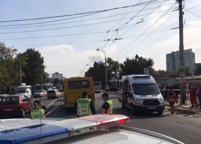Маршрутка на скорости влетела в толпу в Киеве, есть жертва: "Переходили на зеленый и..."