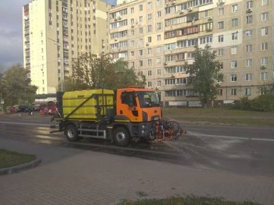 В Киеве коммунальщики возобновили обработку тротуаров дезинфицирующими средствами