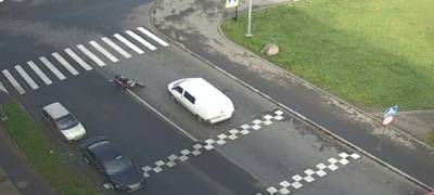 Опубликовано видео столкновения мотоциклистки с микроавтобусом в Петрозаводске (ВИДЕО)
