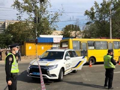 В Киеве маршрутка сбила трех пешеходов на пешеходном переходе, есть жертва – полиция