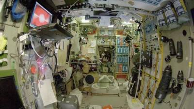 Утечка воздуха на МКС: космонавтов попросили воспользоваться скотчем