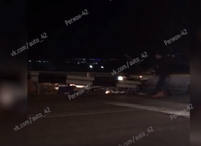В Кемерове на Кузбасском мосту автомобиль снёс дорожное ограждение