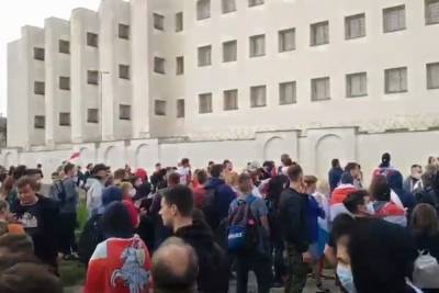 Колонна протестующих в Минске подошла к изолятору на Окрестина