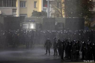 В Минске начали разгонять людей водометами, один из них сломали протестующие. Видео