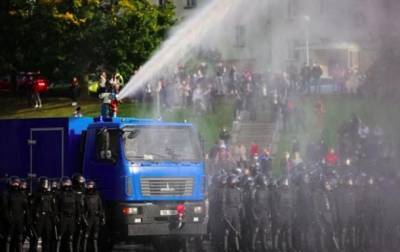 Протестующие в Минске на ходу сломали водомет