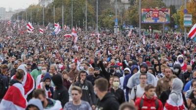 Очевидцы: в Минске вышли на улицы более 100 тысяч протестующих — видео