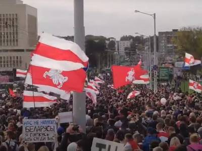На митинг в Минске вышли более 100 тысяч. Люди против водометов