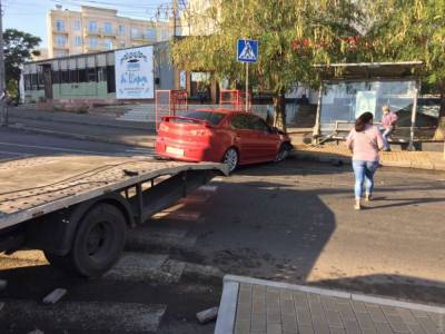 В Одессе авто Mitsubishi врезалось в трамвайную остановку