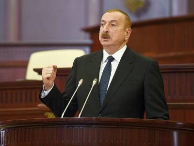 Президент Азербайджана потребовал извинений от Макрона